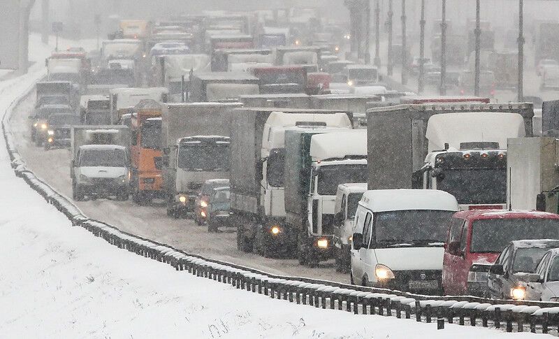 Москву замело: пішоходи ледве пересуваються, а водії відкопують машини. Відео