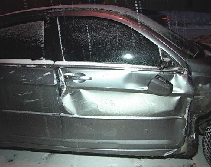 ДТП в Киеве: девушка на "Крайслере" не пропустила "скорую"