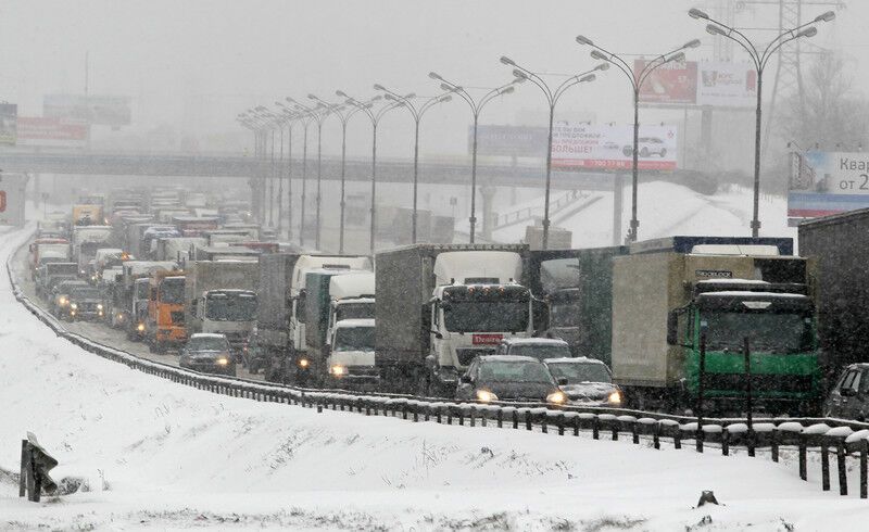 Москву замело: пішоходи ледве пересуваються, а водії відкопують машини. Відео