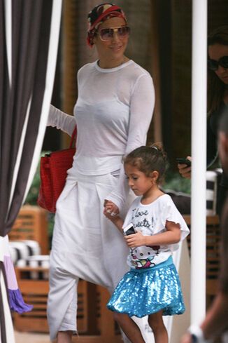 Лопес отдыхает на берегах Атлантического океана. Фото