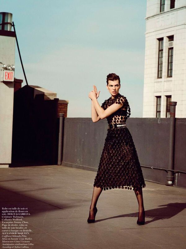 Йовович изображает спецагента Vogue. Фото