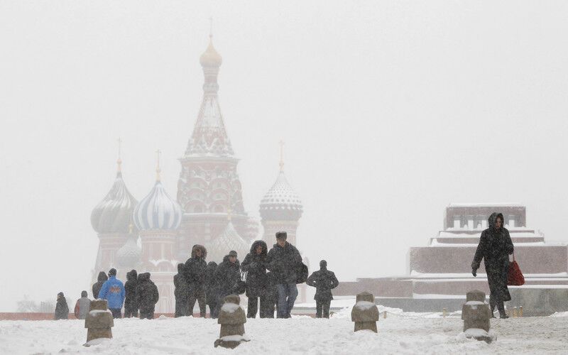 Москву замело: пешеходы еле передвигаются, а водители откапывают машины. Видео