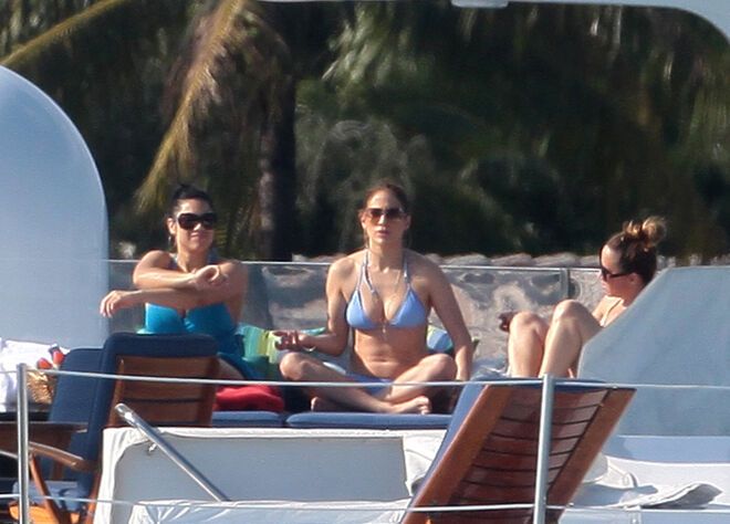 Лопес отдыхает на берегах Атлантического океана. Фото