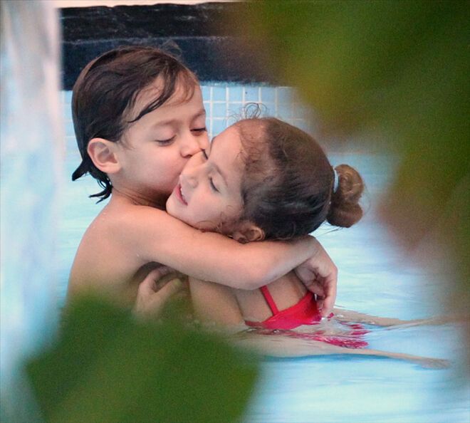 Лопес отдыхает на берегах Атлантического океана. Фото