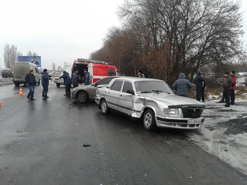 На трасі "Київ - Харків" зіткнулися автобус і 4 авто