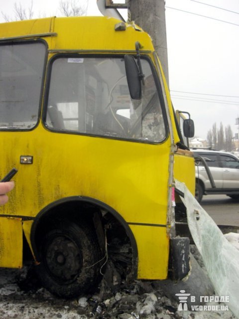 В Киеве маршрутка врезалась в столб