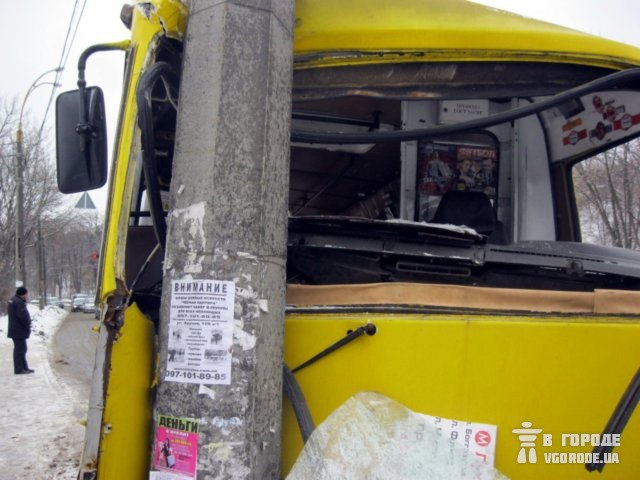 В Киеве маршрутка врезалась в столб