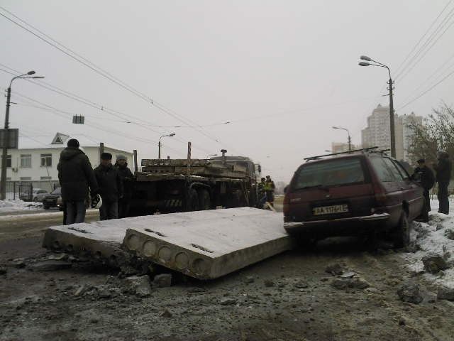 В Киеве бетонные плиты упали с фуры на легковушку. Фото