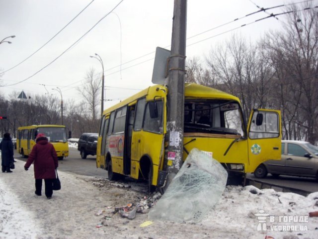 В Киеве маршрутка врезалась в столб