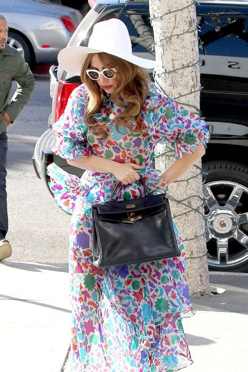 Гага показала синяки от банок Ричардсону. Фото