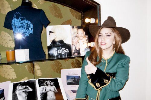 Гага показала синяки от банок Ричардсону. Фото