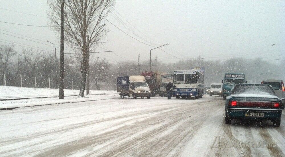 Сильный снег парализовал Одессу. Видео