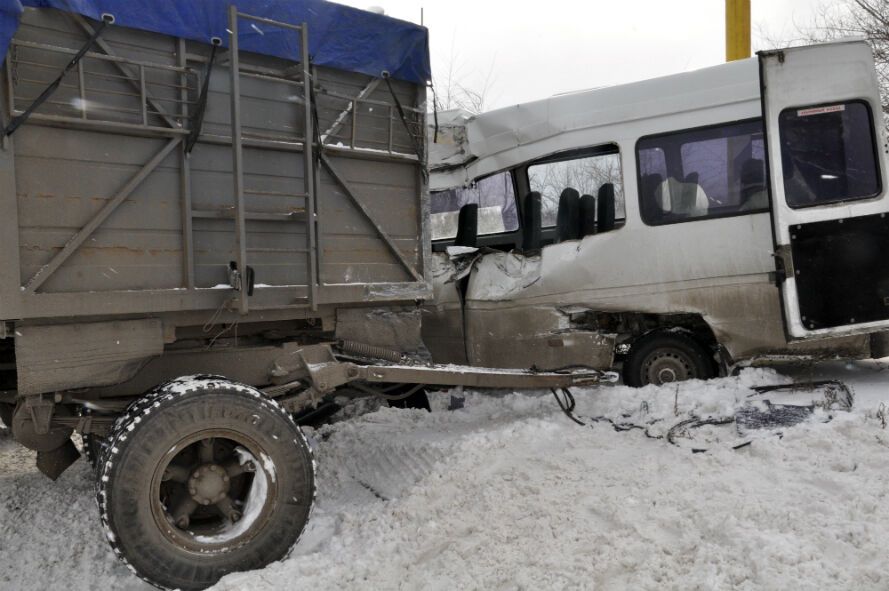 У Запоріжжі причіп від КамАЗа протаранив маршрутку: є жертви