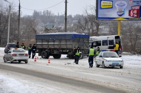 В Запорожье прицеп от КамАЗа протаранил маршрутку: есть жертвы