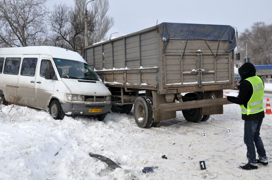 В Запорожье прицеп от КамАЗа протаранил маршрутку: есть жертвы