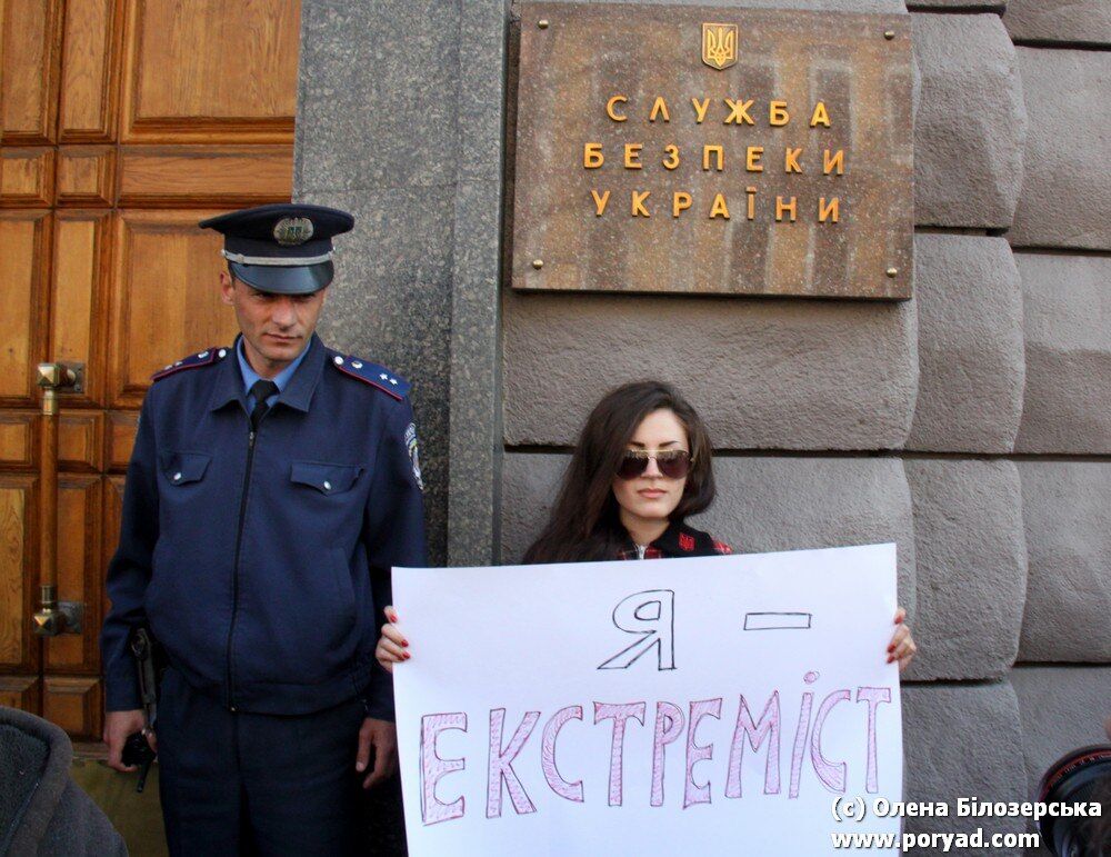 Кривдниця Жириновського хотіла запустити в нього балалайку. Фото