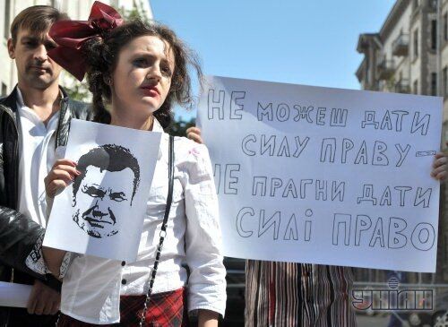 Кривдниця Жириновського хотіла запустити в нього балалайку. Фото
