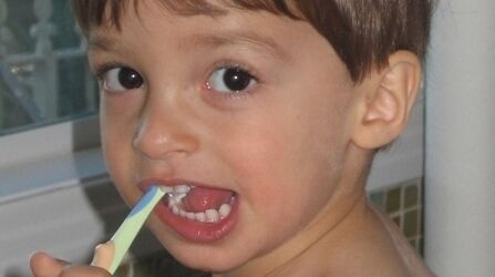 Учені: Дітям шкідливо чистити зуби