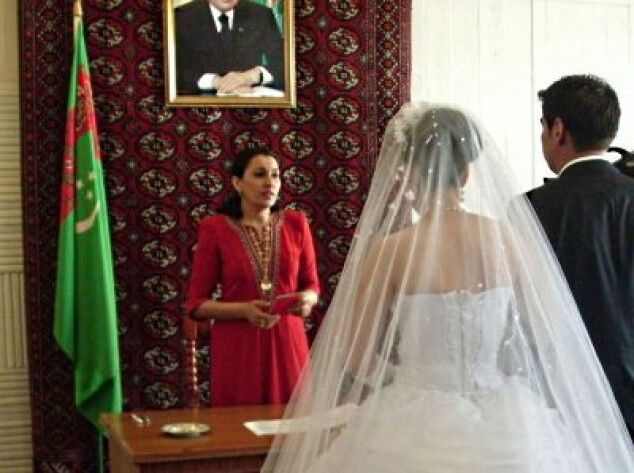 В Туркменистане молодоженов обязали делать фото с президентом