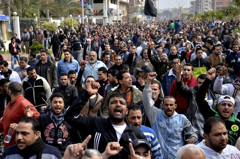 Для розгону протестуючих в Каїрі поліція відкрила вогонь. Відео