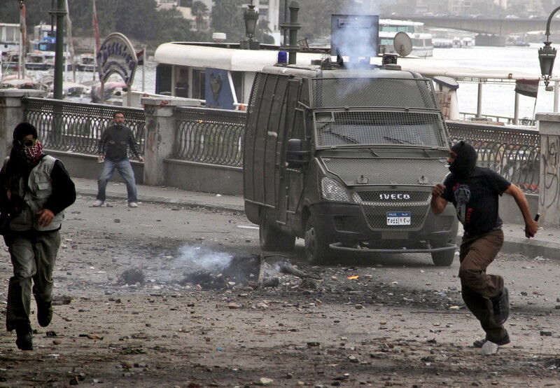 Для розгону протестуючих в Каїрі поліція відкрила вогонь. Відео