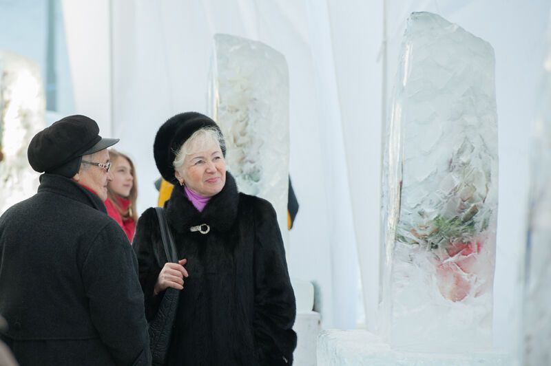 В Киеве открылась выставка цветов во льду. Фото