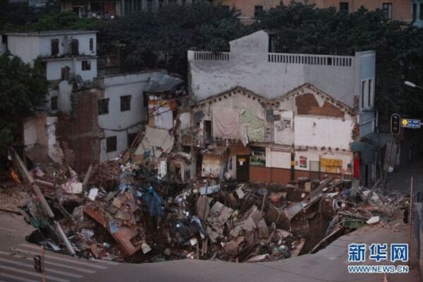 У Китаї чотири житлових будинки провалилися під землю. Відео