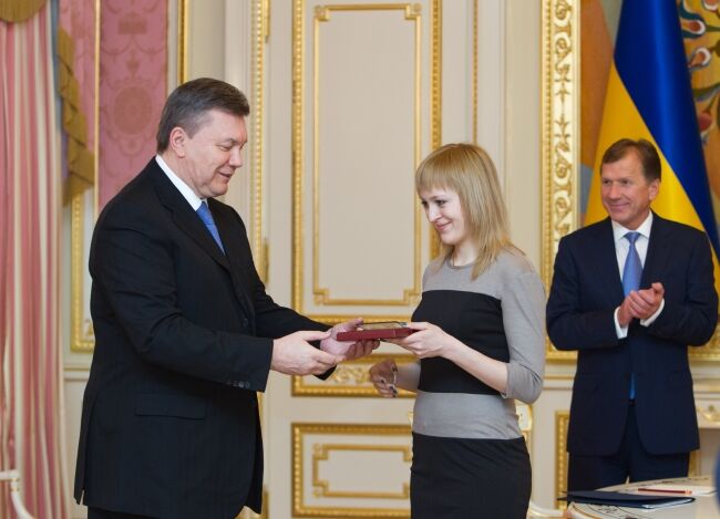 Янукович нагородив шахістку орденом. Відео