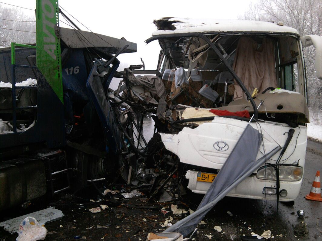 На Полтавщині вантажівка в'їхала в автобус: дев'ять госпіталізованих