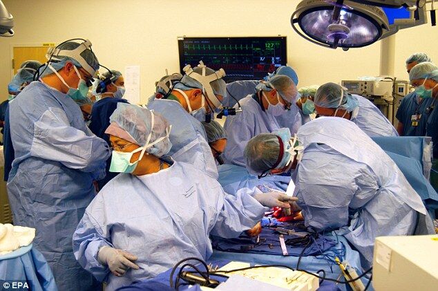 Хирурги пересадили ветерану одновременно обе руки. Фото. Видео