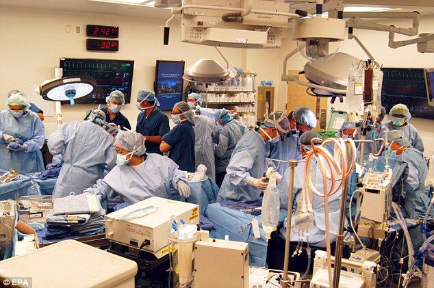 Хирурги пересадили ветерану одновременно обе руки. Фото. Видео