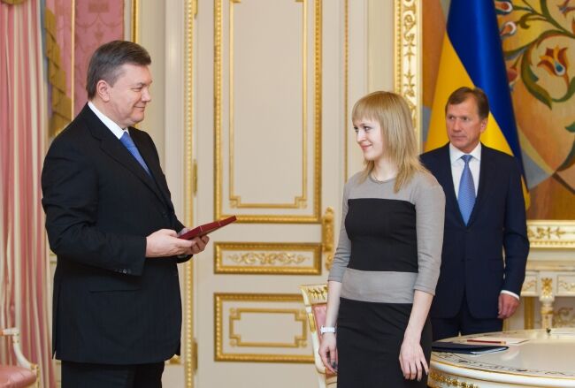 Янукович нагородив шахістку орденом. Відео