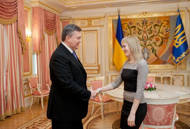 Янукович наградил шахматистку орденом. Видео
