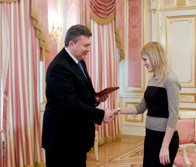 Янукович наградил шахматистку орденом. Видео