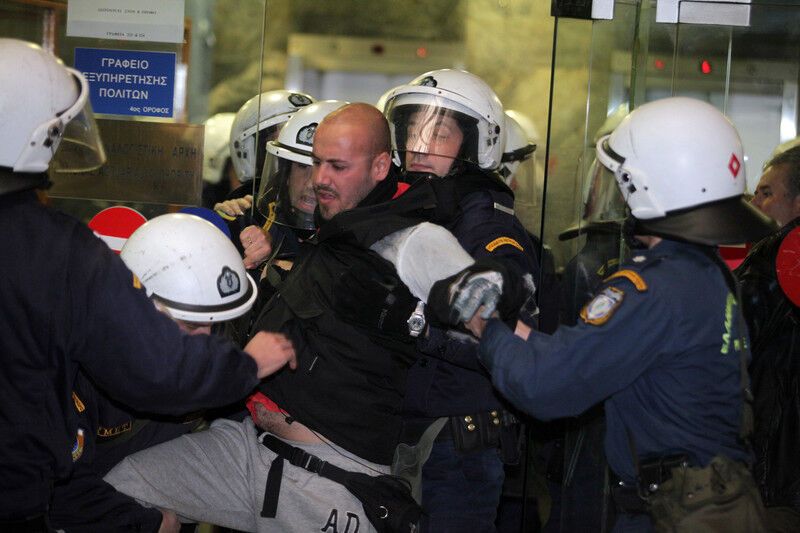 В Греции протестующие штурмовали офис министра труда. Видео