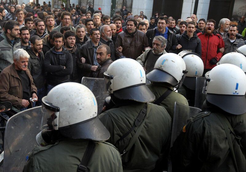 В Греции протестующие штурмовали офис министра труда. Видео
