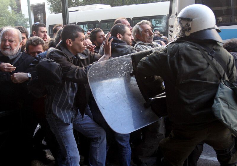 У Греції протестувальники штурмували офіс міністра праці. Відео