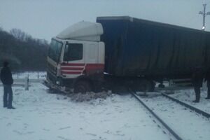 Попавшая в ДТП фура заблокировала движение на Черкасчине. Фото