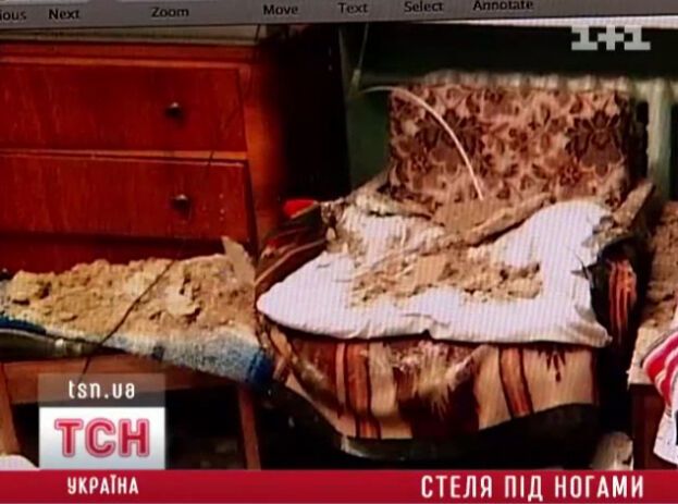 Обвалившийся в квартире Киева потолок чуть не убил пенсионерку