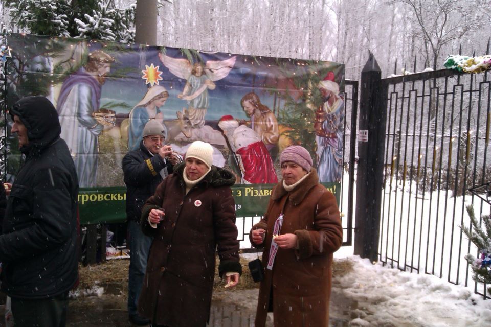 Под больницей Тимошенко поют колядки. Фото