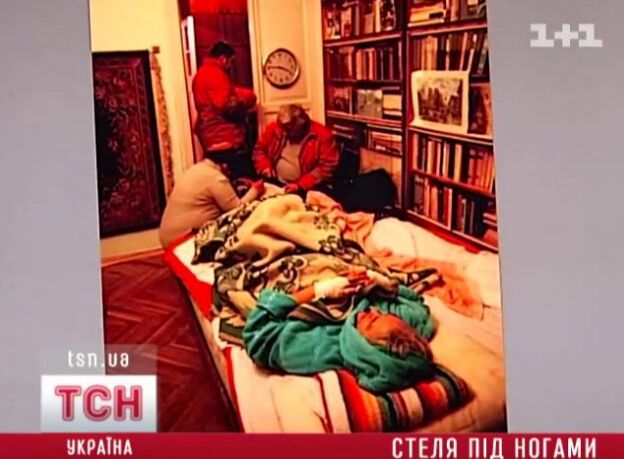 Обвалившийся в квартире Киева потолок чуть не убил пенсионерку