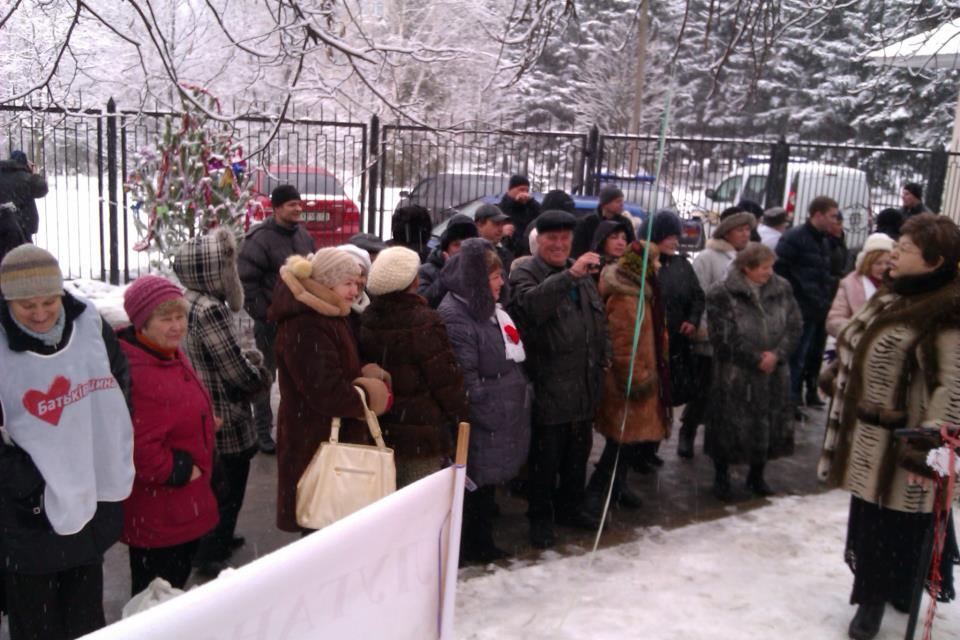 Під лікарнею Тимошенко співають колядки. Фото