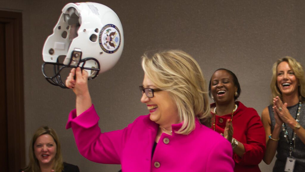 Подчиненные подарили Клинтон защитный шлем