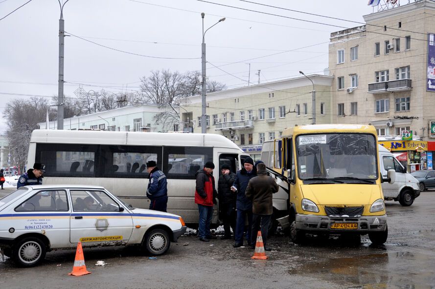 В Запорожье столкнулись маршрутки: пострадала беременная женщина