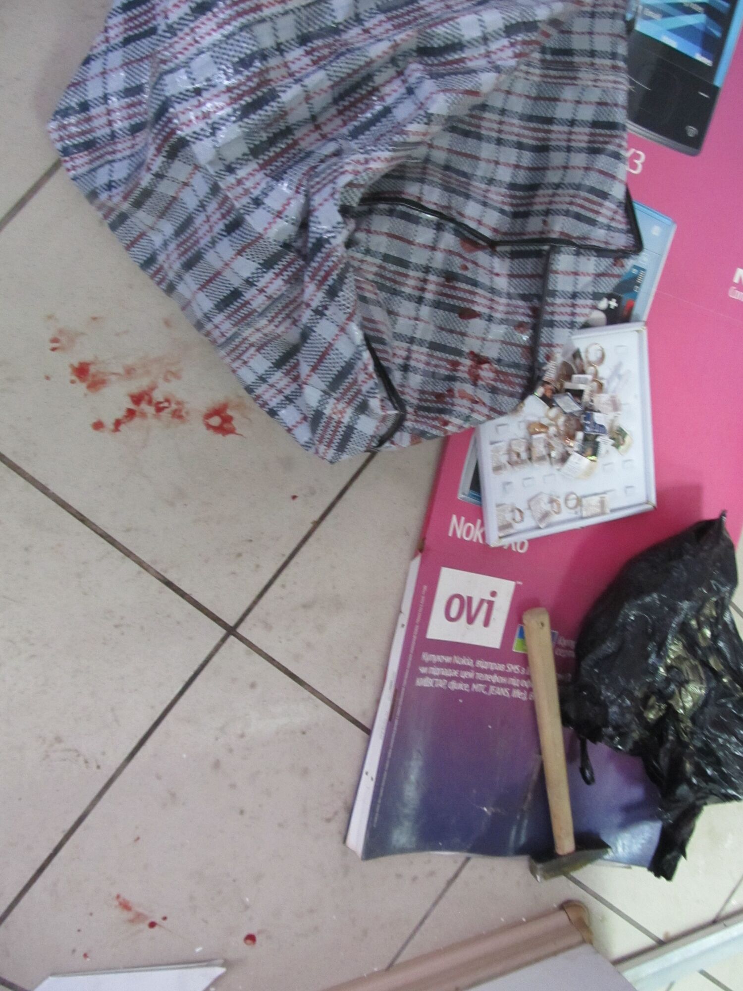 На Луганщине продавец мобильных отбил атаку грабителей на ювелирный