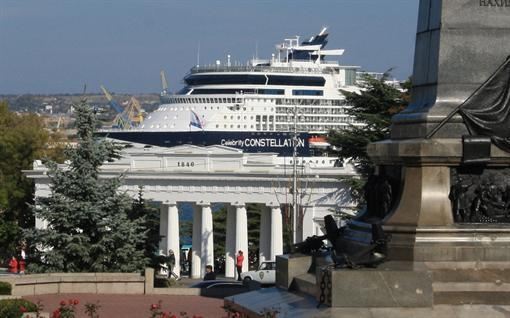 Величезний лайнер довжиною 300 м не зміг причалити до берега в Севастополі