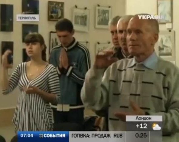 Священник из Тернополя правит службу на языке жестов