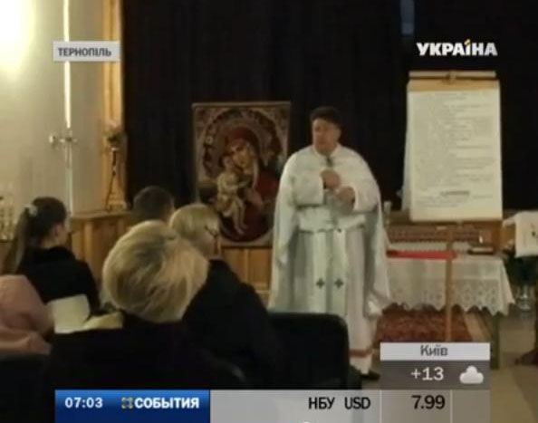 Священник из Тернополя правит службу на языке жестов