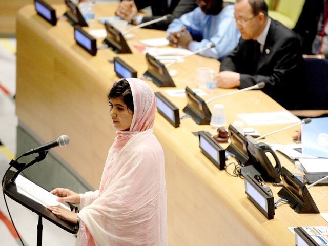 Раненная талибами девочка из Пакистана получила премию Сахарова