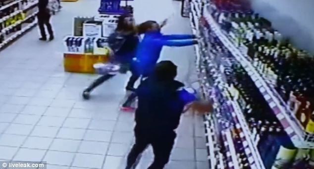 На работника супермаркета рухнула витрина с алкоголем